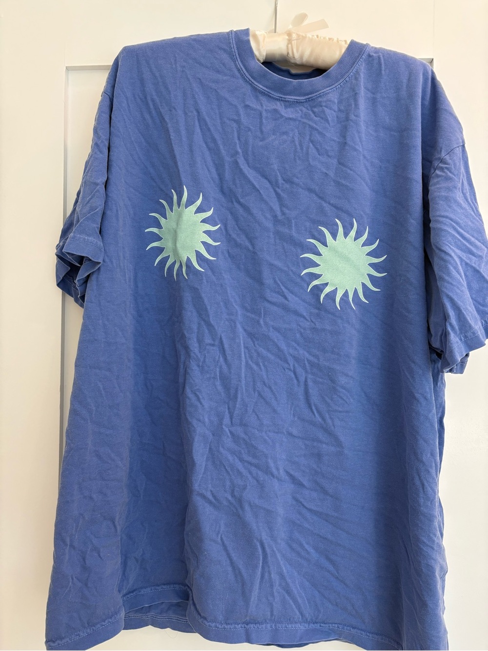 Mas Sol t-shirt Blue Short-Sleeve Graphic Tee with Mint Sun Motifs